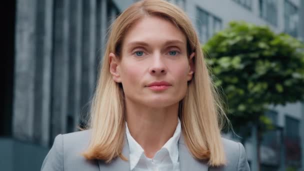 Kadını Portresi Yakın Plan Mutlu Kafkasyalı Başarılı Kadını Açık Havada — Stok video