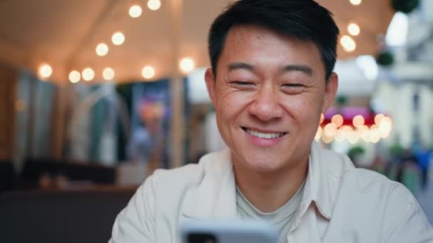 Gelukkig Tevreden Man Met Mobiele Telefoon Lezen Goed Nieuws Reageert — Stockvideo