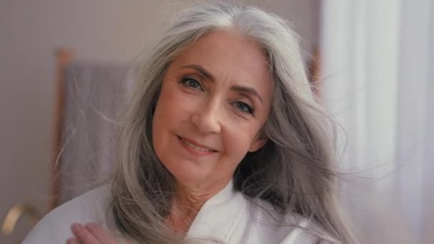 Vesikalık Beyaz Mutlu Orta Yaşlı Olgun Bir Kadın Yaşlarda Gülümseyen — Stok video