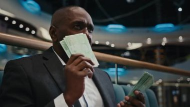 Düşünceli Afrikalı Amerikalı işadamı zengin bir işadamı alışveriş merkezlerinde nakit para biriktiren, kapalı alanlarda bütçe tasarrufu yapan finansal maaş finansmanını düşün.