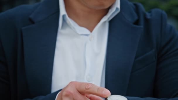 사무용 정장을 아시아 사업가의 Ceo 손목시계가 회의를 기다리고 시계를 클로즈업한다 — 비디오