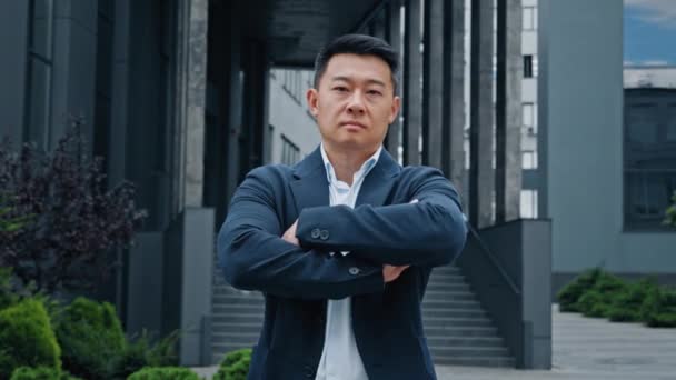 40代の深刻な強い中年笑顔肯定的な大人アジアの韓国人男性起業家マネージャー会社Ceoリアクタービジネスマンの上司のリーダー雇用主は 屋外の都市で手の力のポーズを横断 — ストック動画