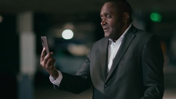Зрелый Африканский Американский Бизнесмен Разговаривает Видеосвязи Помощью Мобильного Телефона Стоящего — стоковое видео
