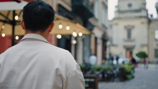 Вид Сзади Китайский Мужчина Турист Ходьба Европейскому Городу Осмотр Достопримечательностей — стоковое видео