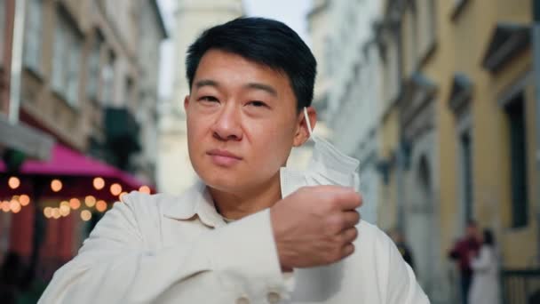 Pria Asia Dengan Topeng Medis Pelindung Berdiri Luar Kota Melepas — Stok Video