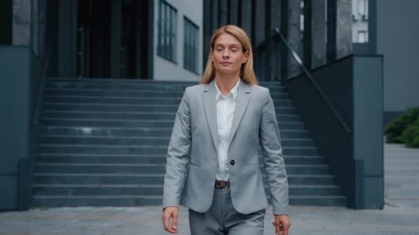 Confiante Bem Sucedida Mulher Negócios Caucasiana Terno Formal Andando Rua — Vídeo de Stock