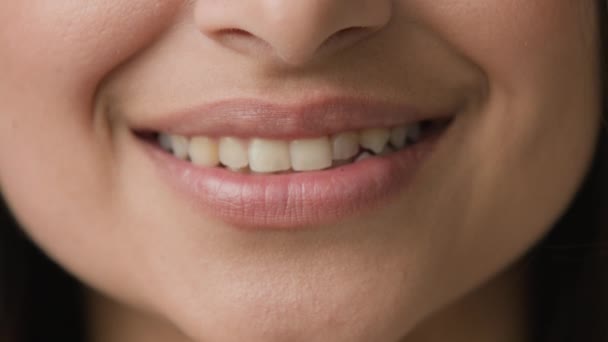 Крупним Планом Жіночі Губи Натуральний Макіяж Помада Білі Здорові Зуби — стокове відео