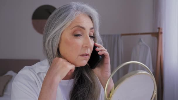 Разговаривая Телефону Говорить Мобильный Разговор Пожилые Седые Волосы Старуха Годов — стоковое видео