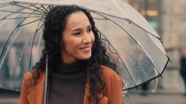 Portræt Glad Smilende Dansende Kaukasisk Kvinde Med Krøllet Hår Pige – Stock-video