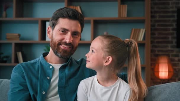 Mutlu Kafkas Ailesi Farklı Nesillerden Insanlar Güzel Kız Baba Evdeki — Stok video