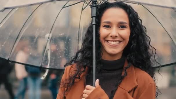 Portræt Glad Smil Kvindelig Sorgløs Positiv Inspireret Hispanic Kaukasisk Kvinde – Stock-video