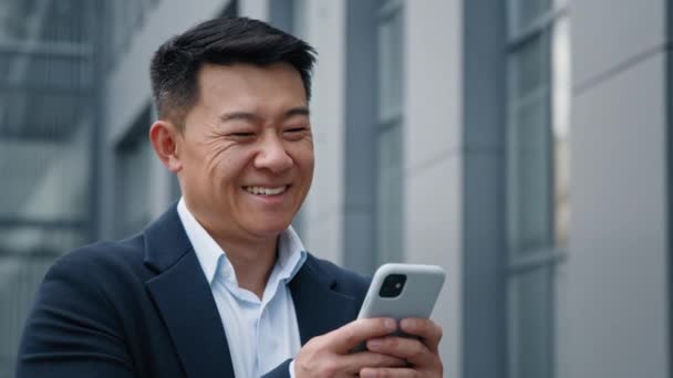 Cerca Sonriendo Riéndose Asiático Mediana Edad Coreano Hombre Negocios Empresario — Vídeo de stock