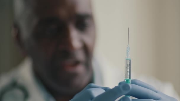 Afrikanische Männliche Arzt Mann Chirurg Krankenschwester Wissenschaftler Arzt Latexhandschuhen Halten — Stockvideo
