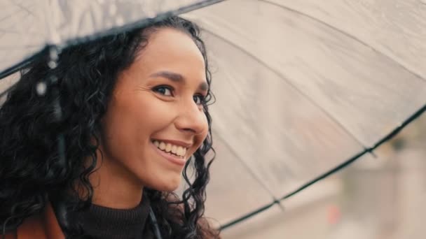 Retrato Despreocupado Sonriente Mujer Años Feliz Hispano Caucásico Niña Sonrisa — Vídeo de stock
