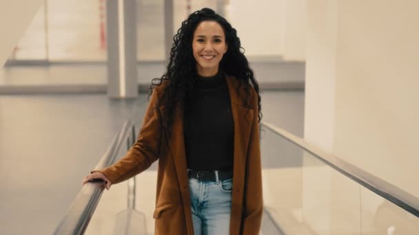 Kaukasische Hispanische Glücklich Frau Dame Weibliche Käuferin Reiten Auf Rolltreppe — Stockvideo