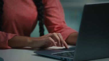 Bilgisayarda yazı yazan kadın ellerini kapat internet mağazasında online mesajlaşma alışverişi yapan kadın serbest çalışan alışveriş merkezindeki uzak aramalar için iş imkanı sağlayan dizüstü bilgisayarı kullan