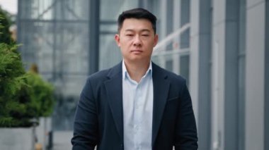 Açık hava portresi Asyalı Çinli yetişkin Japon 40 'lı yaşlarda ciddi bir orta yaşlı kendine güvenen avukat yatırımcı şirket CEO' su erkek işadamı lider girişimci işveren