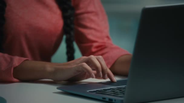 Κοντινό Πλάνο Γυναίκα Χέρια Πληκτρολογώντας Στο Πληκτρολόγιο Του Υπολογιστή Chatting — Αρχείο Βίντεο