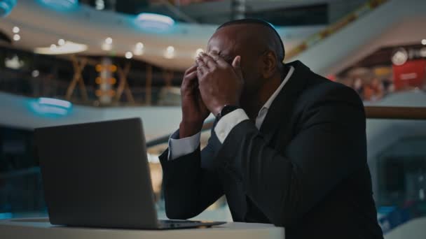 疲惫不堪的非洲裔美国成年人中年男人电脑精疲力竭头疼头痛头痛头痛脑胀工作过度办公室职员商人心烦意乱 — 图库视频影像
