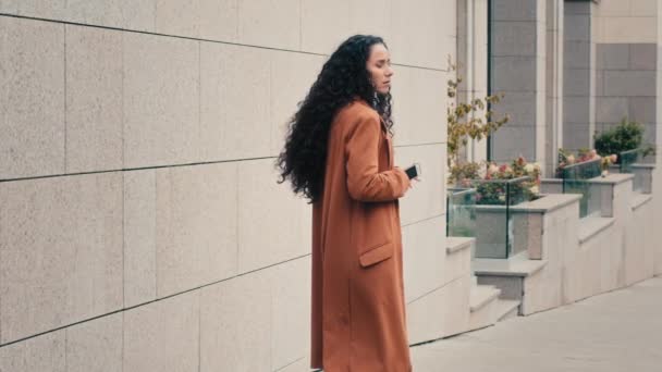 Beyaz Tenli Endişeli Bayan Kadını Dışarıda Telefon Başında Taksi Bekliyor — Stok video
