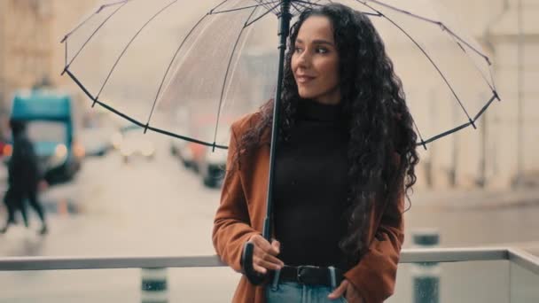Pensiv Drømmer Rolig Kaukasisk Spansktalende Pige Dame Kvinde Stående Byen – Stock-video