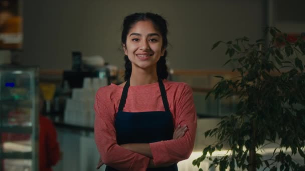 Küçük Işletme Barının Kadın Sahibi Arap Kadın Garson Garson Kadın — Stok video