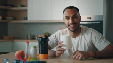 Webcam görüntüsü konuşan Afrikalı erkek beslenme eğitmeni protein spor beslenme kavanozu spor beslenme spor video konferansı, online danışmanlık spor vitamin takviyesi.