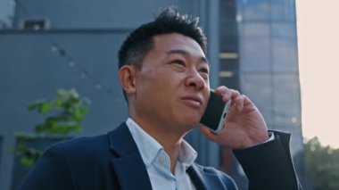 Asyalı iş adamı 40 'ların CEO' su yatırımcı girişimci patron müdür uzaktan konuşma sanal konuşma cep telefonu görüşmesine sahip şehir dışındaki telefon akıllı telefon iletişimi