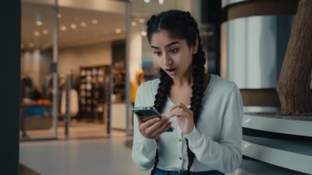 Glad Pige Kvinde Køber Shopping Online Mobil App Win Rabatter – Stock-video