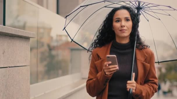 Kaukasische Hispanische Geschäftsfrau Der 30Er Jahre Mädchen Millennial Frau Fuß — Stockvideo