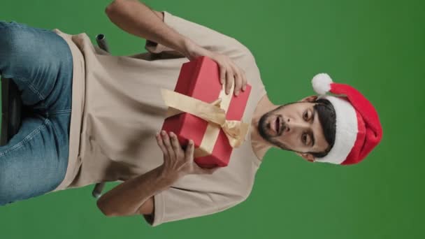 Vertikale Ansicht Indischer Kerl Bärtiger Mann Männlich Weihnachtsmann Weihnachtsmütze Fängt — Stockvideo