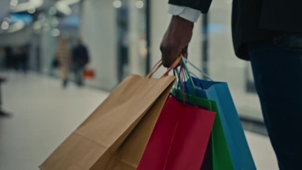 Unbekannter Afrikanischer Mann Kunde Käufer Geschäftsmann Männliche Beine Mit Einkaufstaschen — Stockvideo