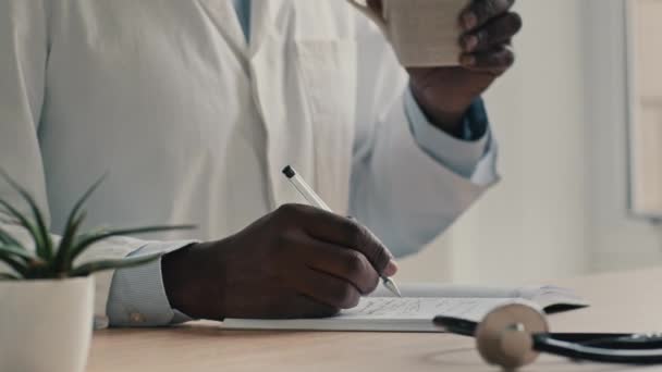Männlich Arzt Medizinischem Mantel Sitzen Der Klinik Halten Stift Schreiben — Stockvideo