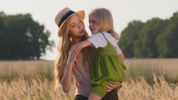 Caucasian Woman Straw Hat Mother Mom Holding Little Daughter Talking — Stock Video
