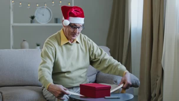 Alte Kaukasische Senior Reifen Mann Großvater Rentner Männlich Weihnachtsmann Weihnachtsmütze — Stockvideo