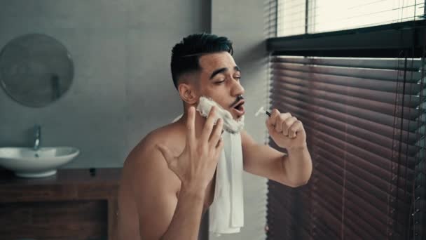 Funny Unshaven Bearded Indian Latina Guy Singing Dancing Shaving Razor — Stock Video