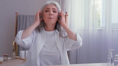 Video araması özel güzellik blogu Kafkasyalı yaşlı nüfuzlu son sınıf kadın yetişkin kadın vlogger blogcu kamera konferansında yaptığı konuşmada saç masajı için kafa masajı yaptığını ve saç modeline masaj yaptığını gösteriyor.