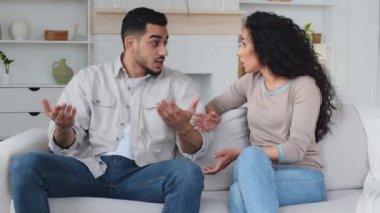Kızgın aile kavgası yanlış anlaşılma çok ırklı evli çift kızgın erkek arkadaş ve hayal kırıklığına uğramış sevgili karı koca boşanmak için bağırıyorlar gücenmiş ayrılık diye.