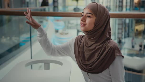 女性のお客様訪問アラビア語女性でHihabイスラム教徒の女の子訪問カフェでショッピングセンター呼び出しウェイターで注文するレストランコーヒーハウスショージェスチャーの2コーヒー持ち帰り顧客サービス — ストック動画