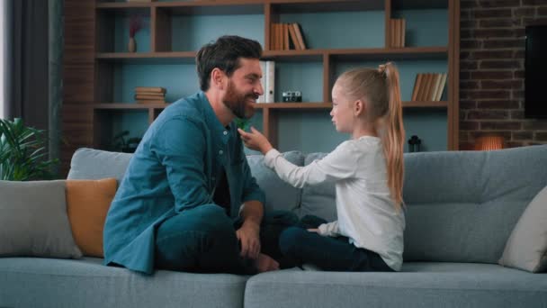 Mutlu Çocuk Kız Çocuk Babasıyla Oynuyor Şakacı Çocuk Ana Okulunda — Stok video