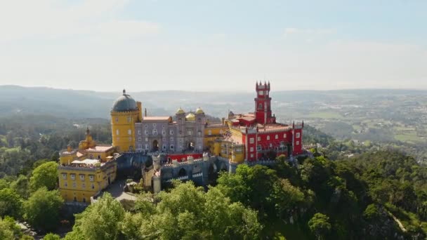 葡萄牙辛特拉全景镇上方岩石山顶上的佩纳宫古堡美丽的豪宅的无人机画面葡萄牙著名的旅游胜地建筑复杂的欧洲旅游概念 — 图库视频影像