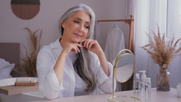 Caucasienne Années Âgée Dame Mûre Âgée Vieille Femme Aux Cheveux — Video