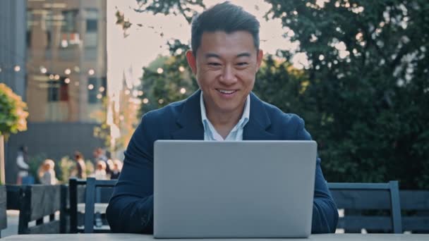 Lycklig Framgång Vinnare Manliga Asiatiska Medelålders Vuxen Affärsman Chef Arbetsgivare — Stockvideo