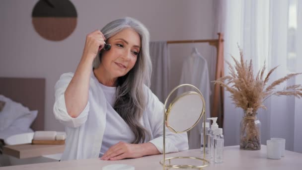 Femme Des Années Aux Cheveux Gris Peignoir Regardant Miroir Reflet — Video