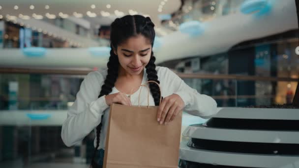 Cliente Satisfecho Árabe Chica Bonita Comprador Shopaholic Comprar Ropa Venta — Vídeos de Stock