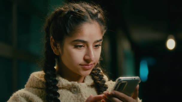 アラビア語の濃縮された女の子の消費者の買い物客のユーザー若いブルネット中東の女性は 携帯電話のガジェットのショッピングオンライン予約配達スクロールインターネットニュース — ストック動画