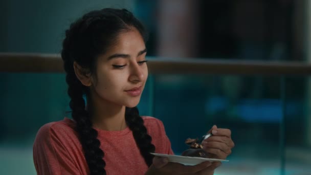 Arabian Κορίτσι Πεινασμένη Γυναίκα Τρώνε Κέικ Σοκολάτας Στην Καφετέρια Δοκιμάζοντας — Αρχείο Βίντεο