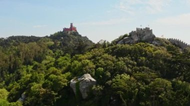 Uçan dron görüntülerinin üzerinde yeşil tepe dağları Portekiz Avrupa çam ormanları turistik ülke Sintra bölgesi doğal manzara ulusal kule şatosu ile kayalık tepe üzerinde seyahat gezisi