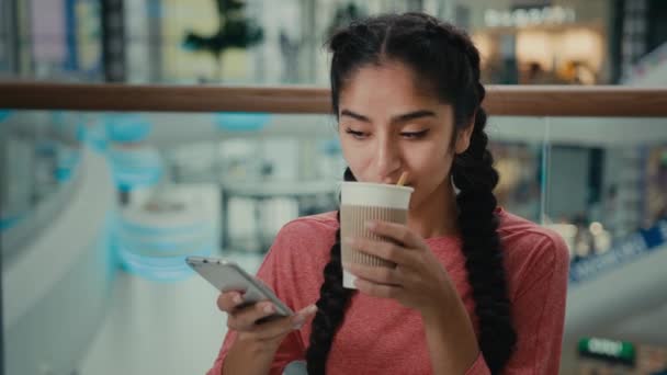 アラビア語の学生フリーランスの女の子の女性は ビジネスチャットで紙コップのテキストメッセージからカフェテーブルドリンクコーヒー茶に座っている顧客との通信オンラインフレンドリーな対話携帯電話で注文 — ストック動画