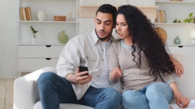 Latin Hintli Kafkas ırklar arası evli çift koca karı koca koltukta cep telefonuna bakan sevgili mal seçimi tartışması çatışma tartışması